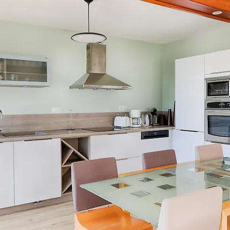 Apartment Spacious T4 With Wifi On The Seafront