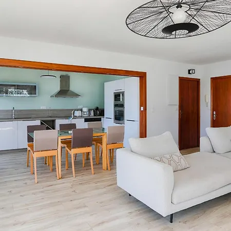 Spacious T4 With Wifi On The Seafront *